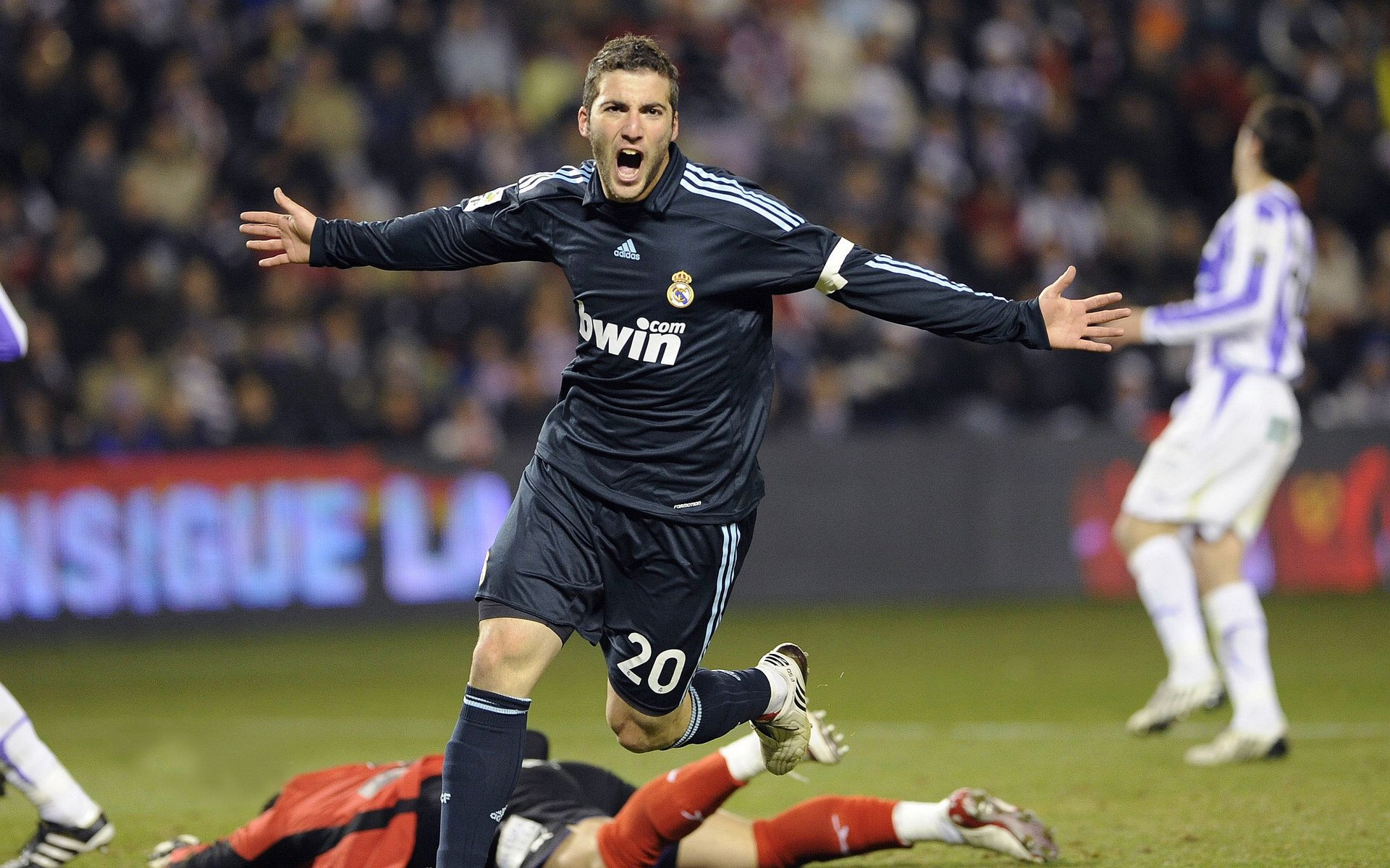 开云官方网站-西甲激烈争冠，传统豪门面临挑战，西甲豪门有哪些